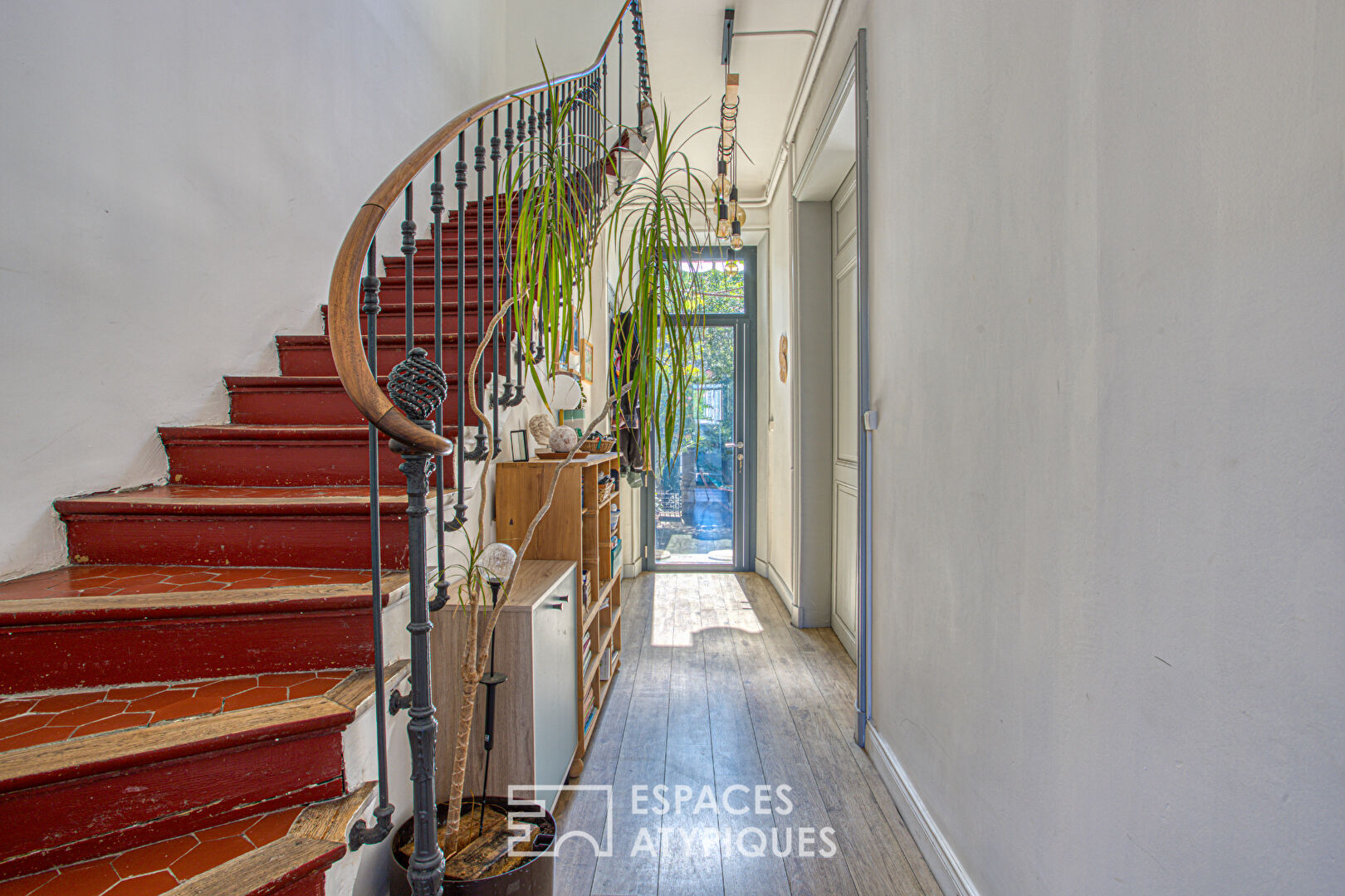Between Art Nouveau and modernity: character house with wooded garden