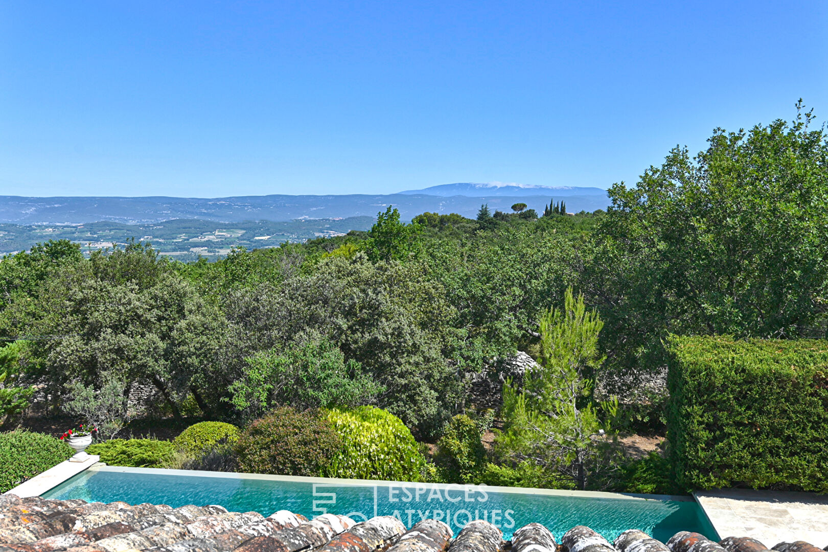 Un havre de paix  dans une chenaie au coeur du Luberon