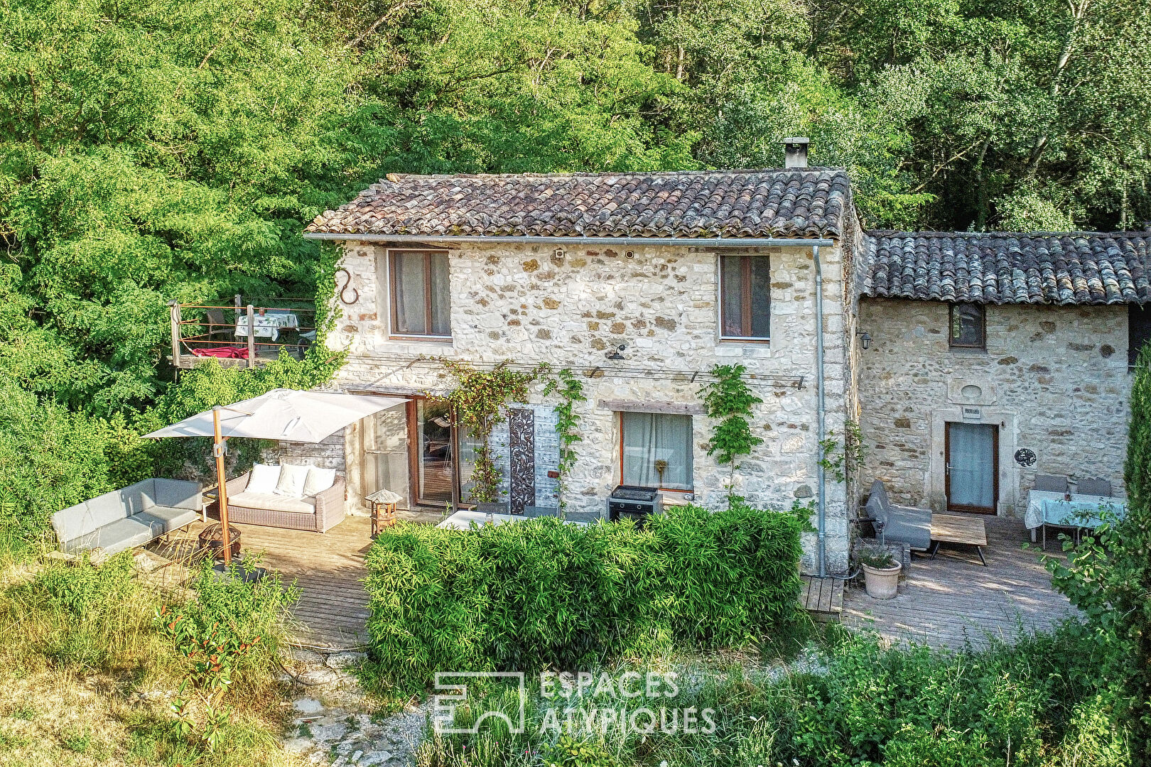 Un écrin provençal entre pierres anciennes et habitats singuliers
