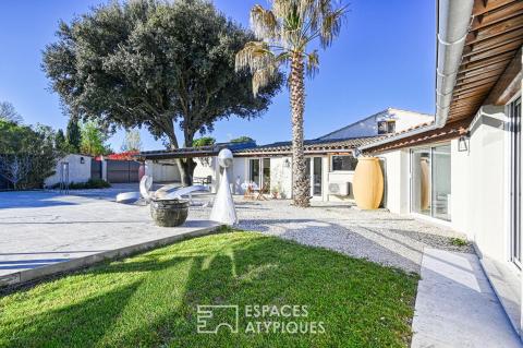 Maison contemporaine et sa spacieuse piscine dans un écrin paysagé