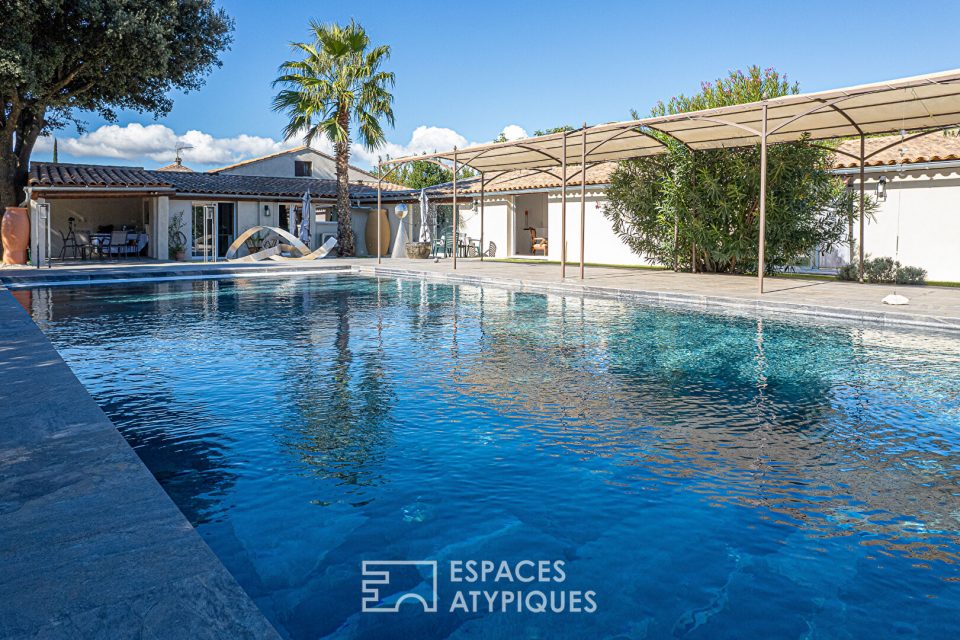 Maison contemporaine et sa spacieuse piscine dans un écrin paysagé