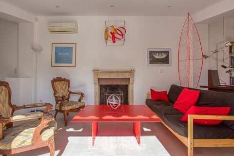 Maison contemporaine et sa spacieuse piscine dans un écrin paysagé
