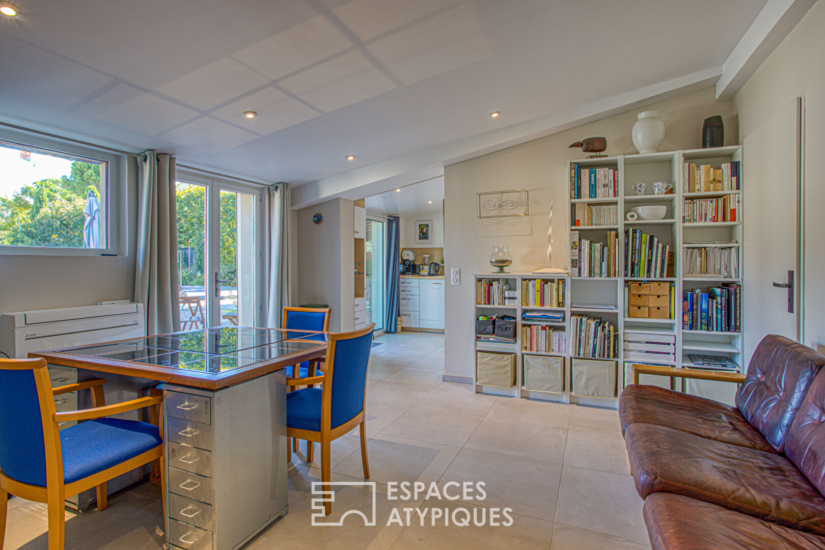 Maison contemporaine et sa spacieuse piscine dans un écrin paysagé