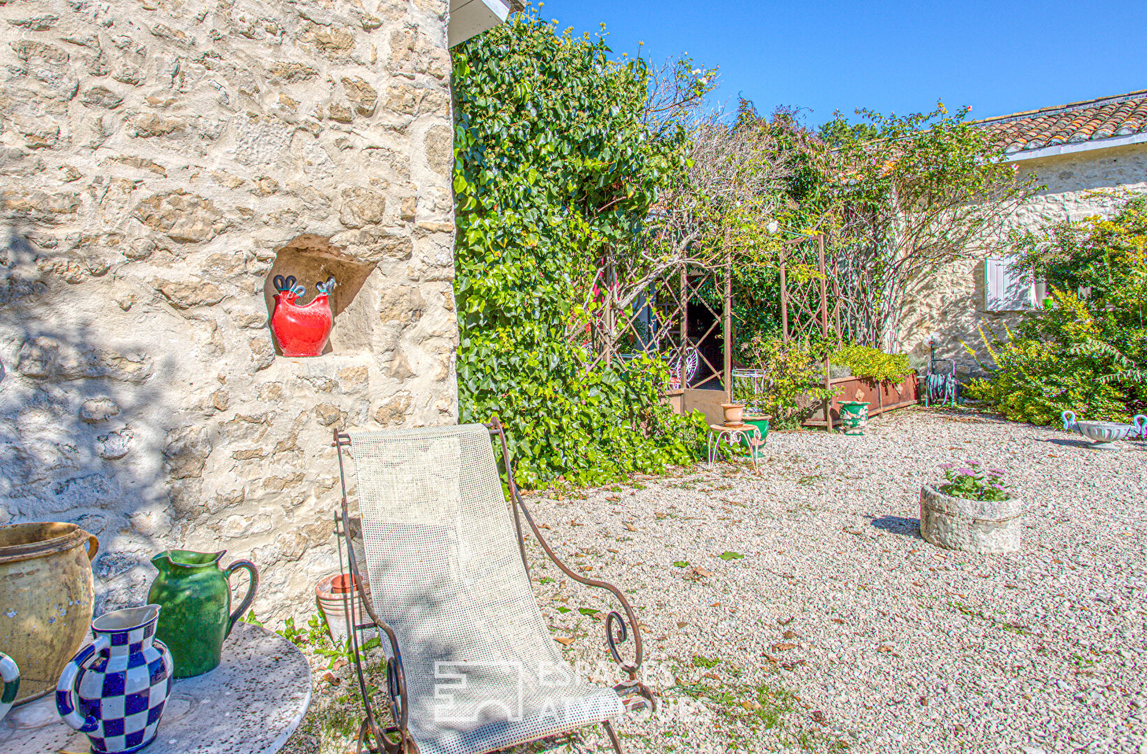Ancienne ferme rénovée avec jardin verdoyant et dépendances