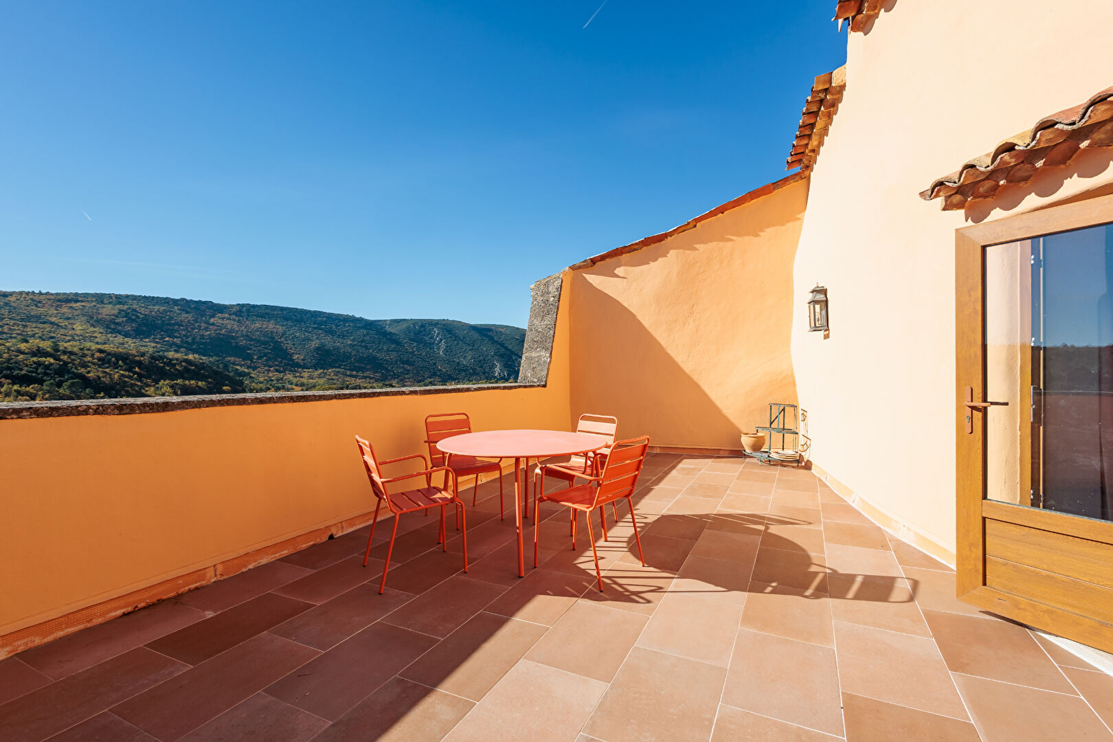 Maison en pierres atypique avec terrasse panoramique au coeur de Bonnieux