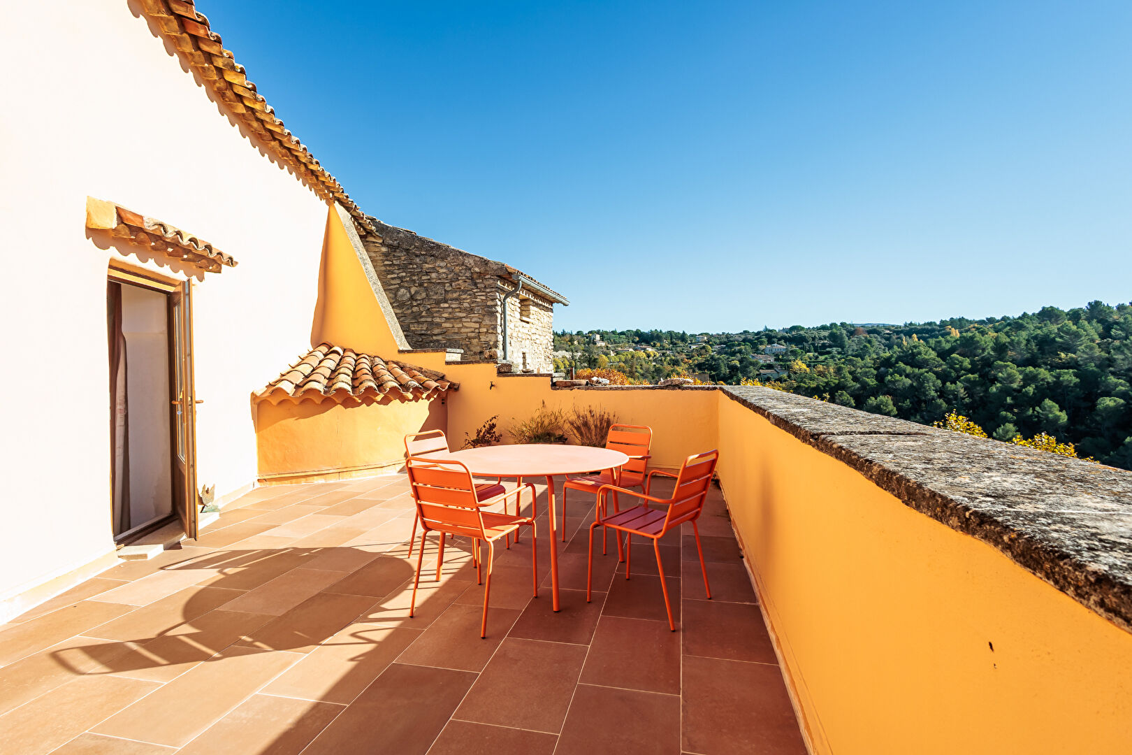 Maison en pierres atypique avec terrasse panoramique au coeur de Bonnieux