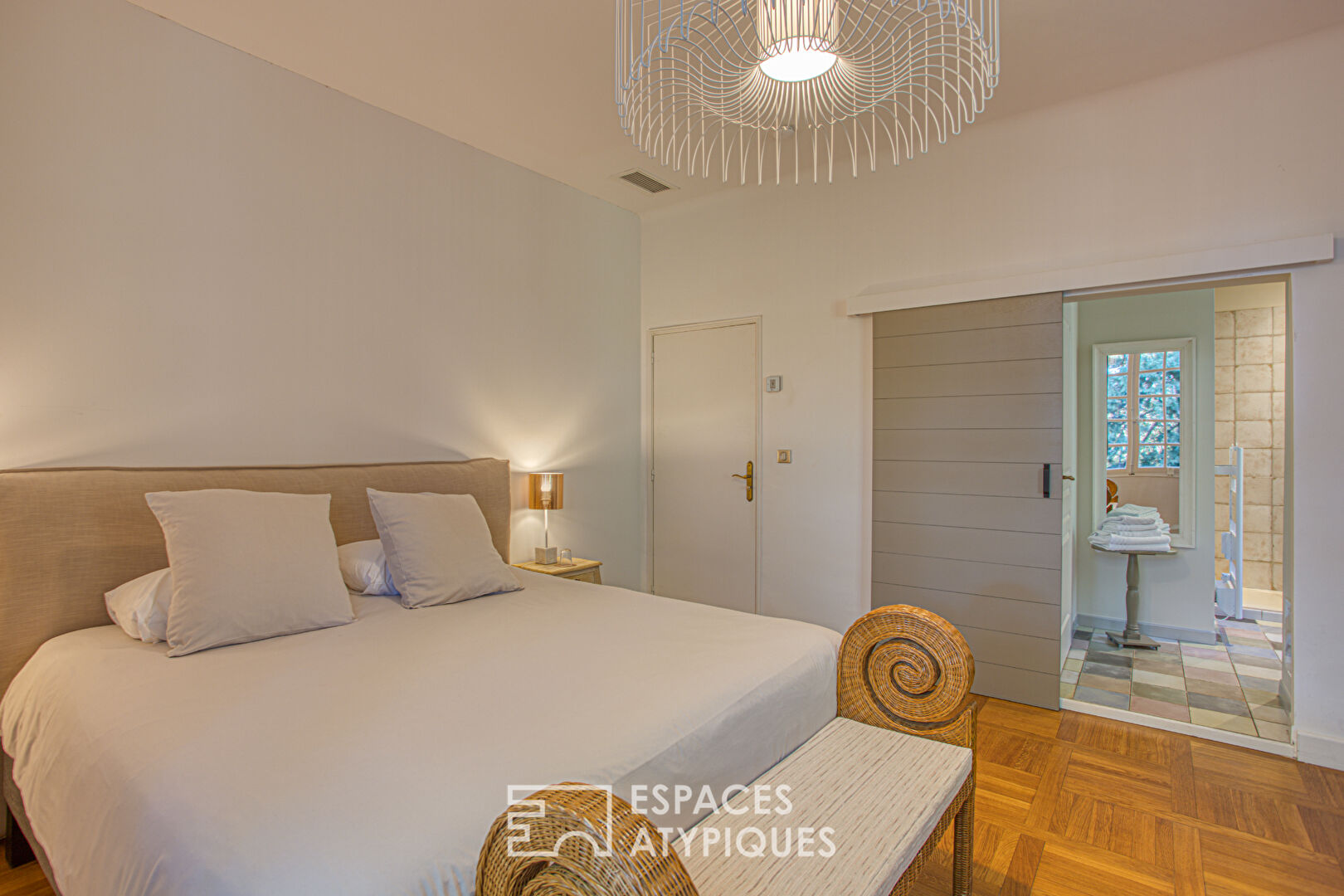 Bastide provençale raffinée entièrement rénovée