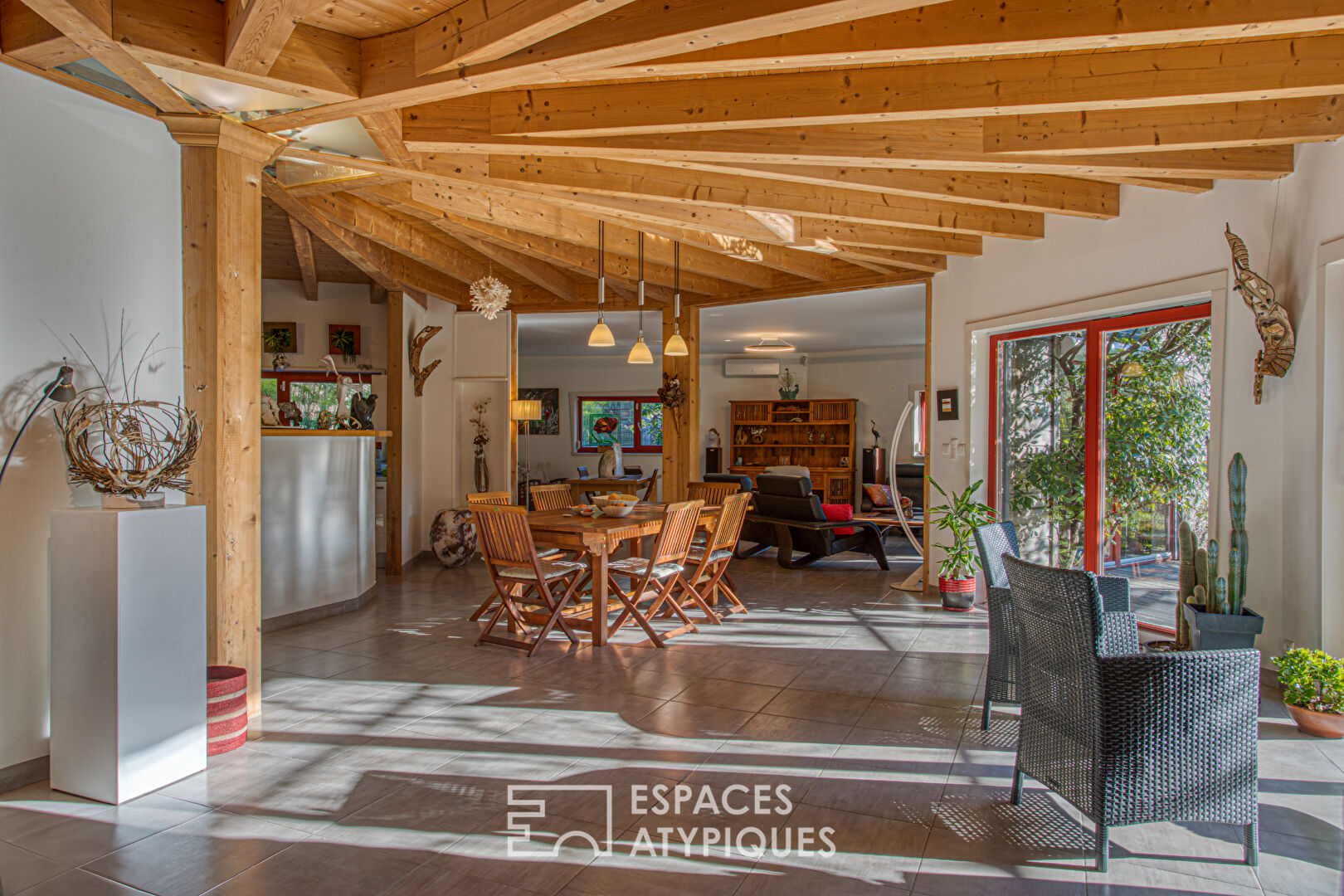 Maison ossature bois, nichée dans son écrin de verdure