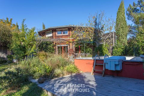 Maison ossature bois, nichée dans son écrin de verdure