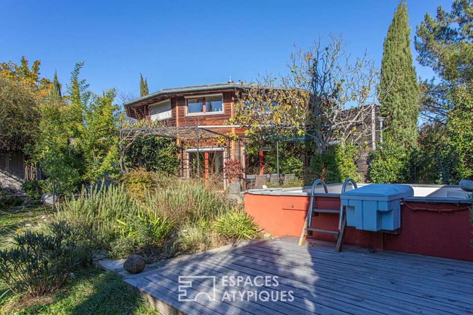 Maison ossature bois, nichée dans son écrin de verdure