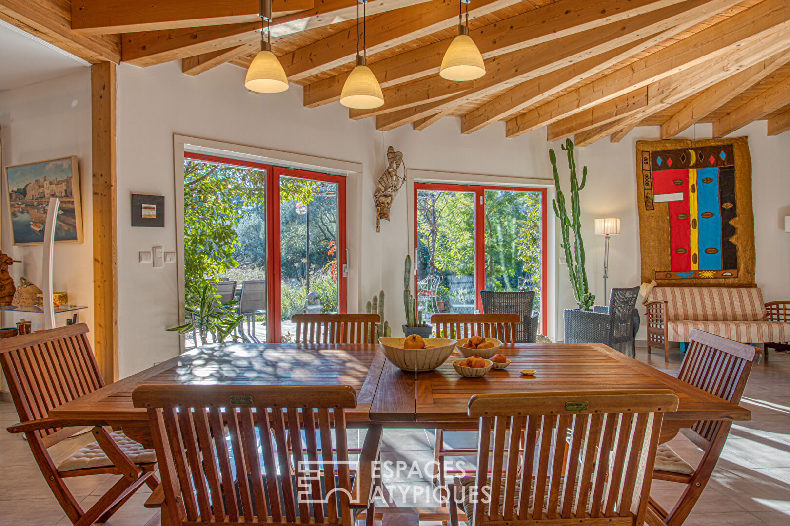 Maison ossature bois, nichée dans son écrin de verdure