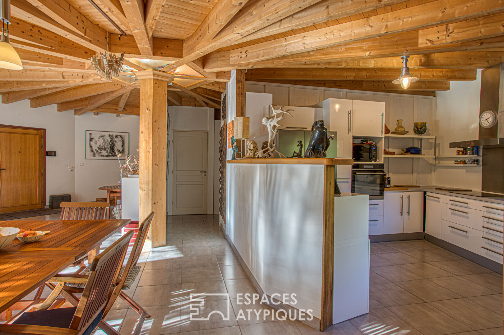 Maison ossature bois, nichée dans son écrin de verdure