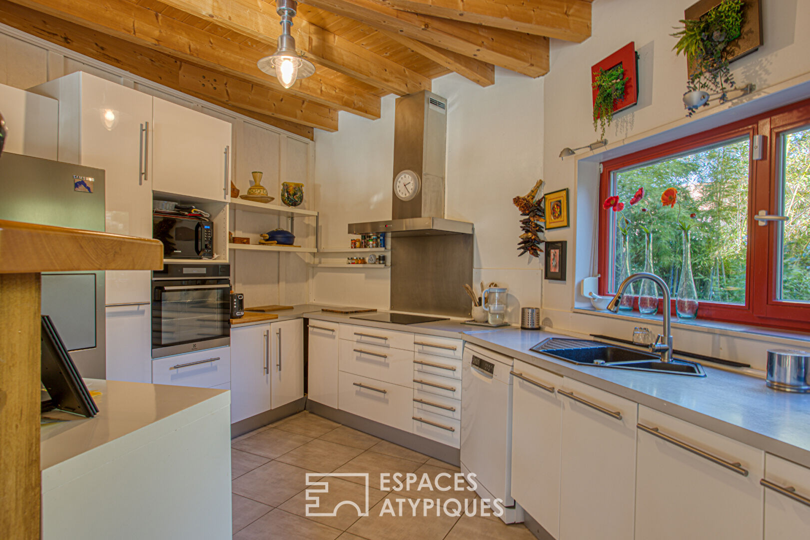 Maison ossature bois, nichée dans son écrin de verdure