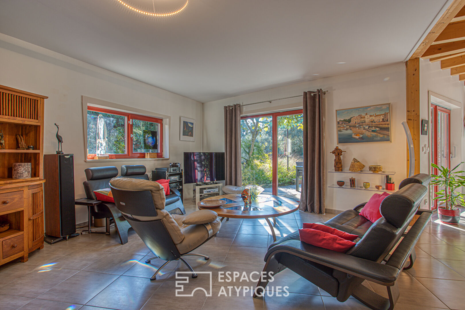 Maison ossature bois, nichée dans son écrin de verdure