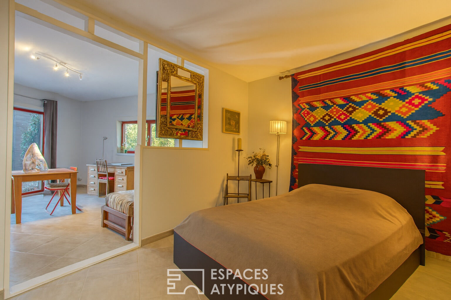 Maison ossature bois, nichée dans son écrin de verdure