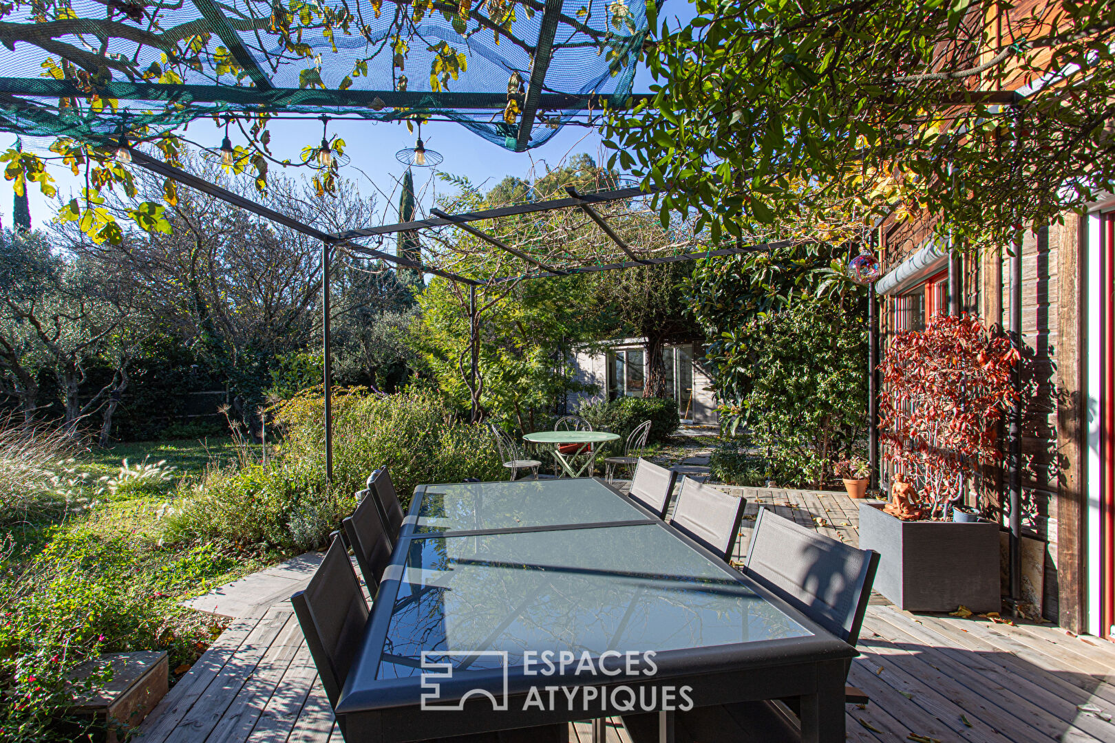 Maison ossature bois, nichée dans son écrin de verdure