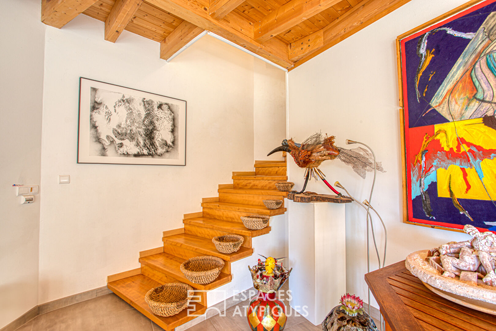 Maison ossature bois, nichée dans son écrin de verdure