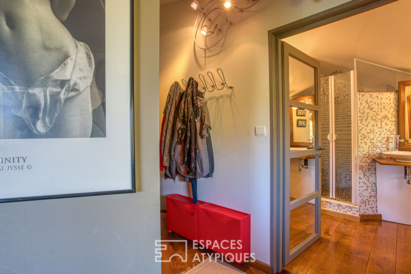 Maison ossature bois, nichée dans son écrin de verdure