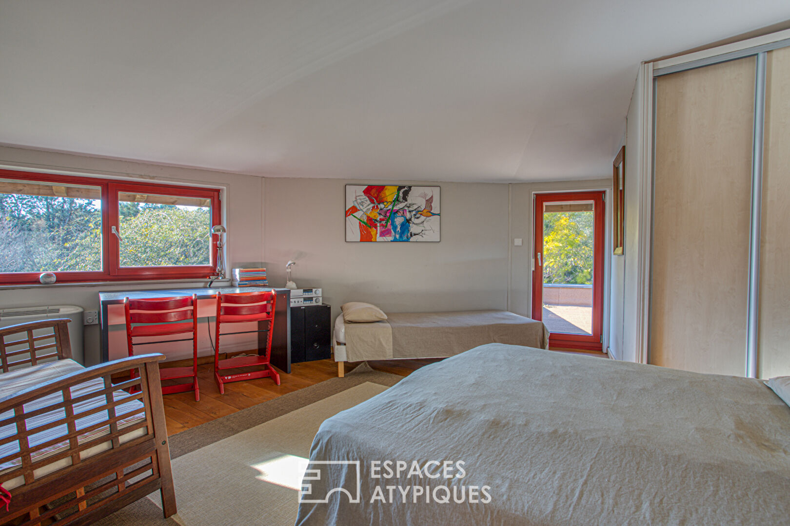 Maison ossature bois, nichée dans son écrin de verdure