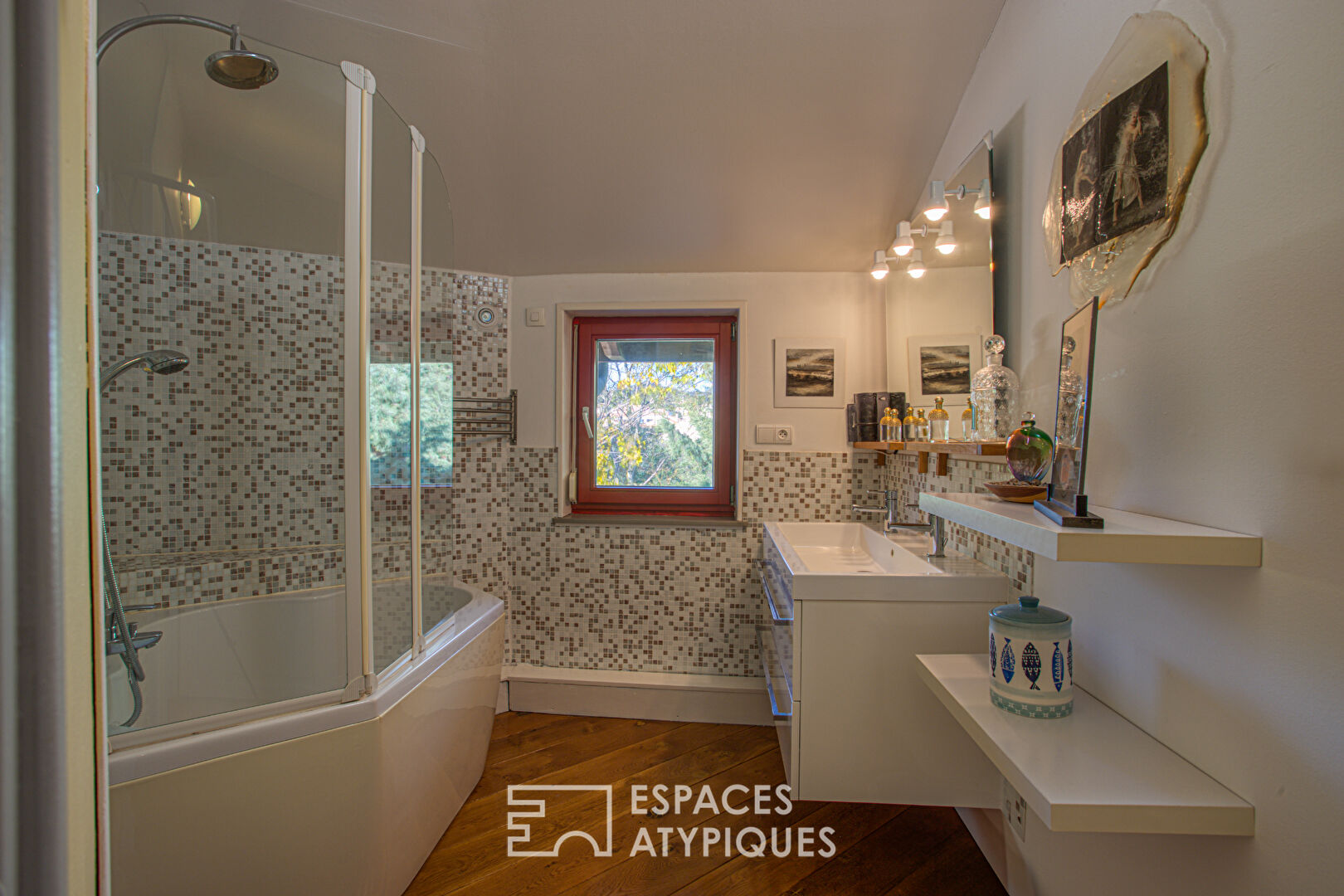 Maison ossature bois, nichée dans son écrin de verdure