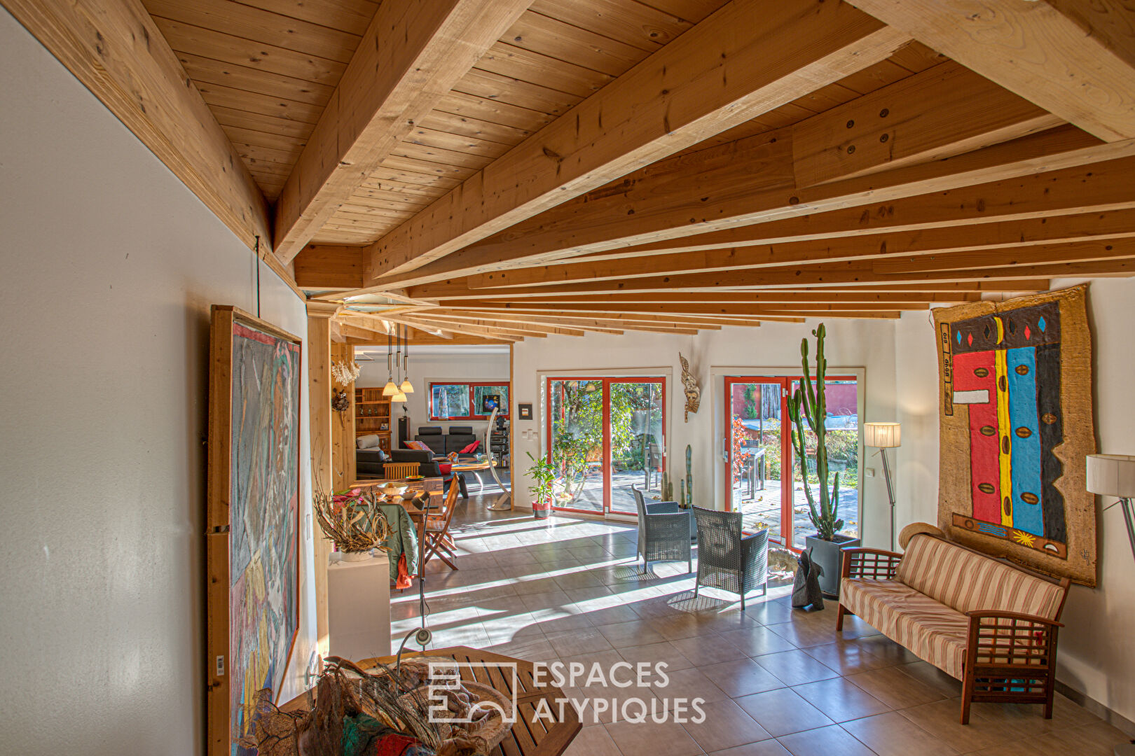 Maison ossature bois, nichée dans son écrin de verdure