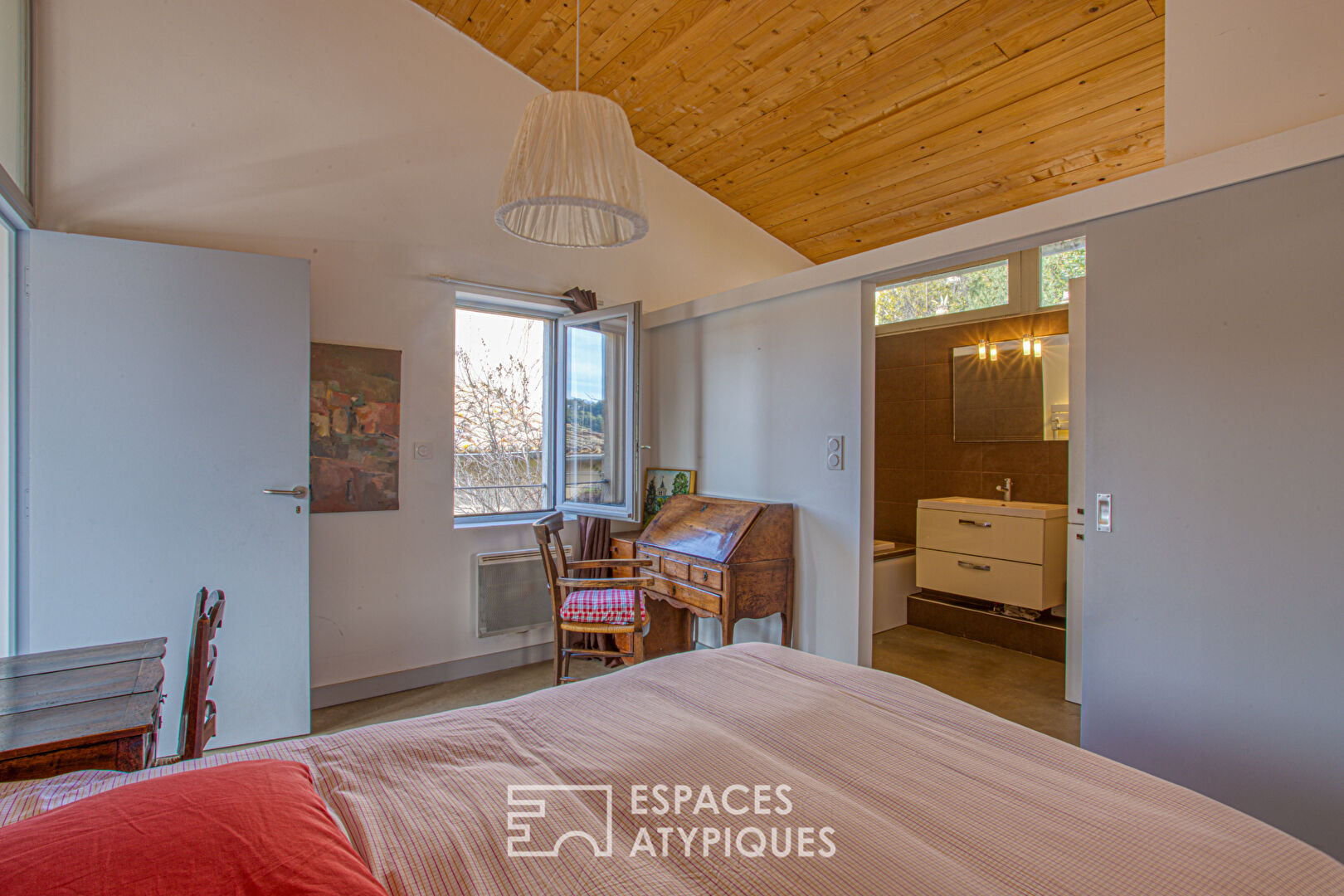 Maison ancienne et son extension contemporaine avec vue.