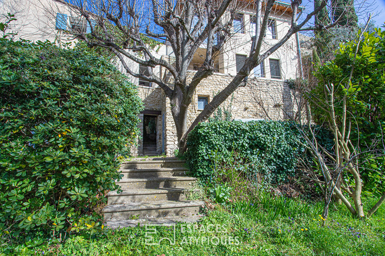 Maison ancienne et son extension contemporaine avec vue.