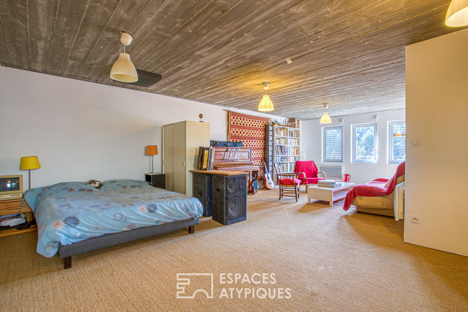 Maison ancienne et son extension contemporaine avec vue.