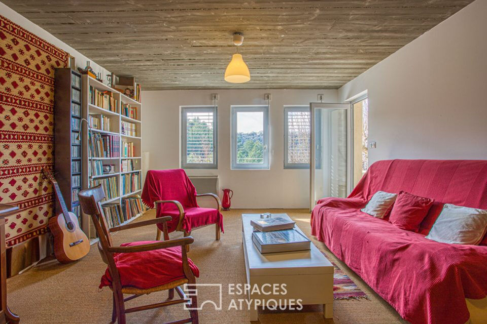 Maison ancienne et son extension contemporaine avec vue.