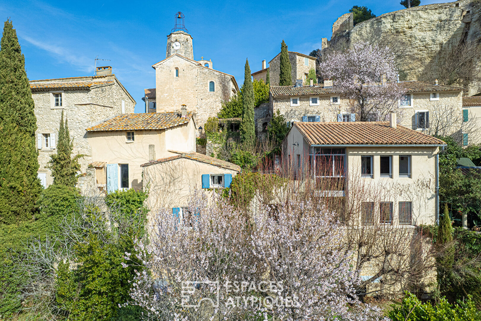 Maison ancienne et son extension contemporaine avec vue.