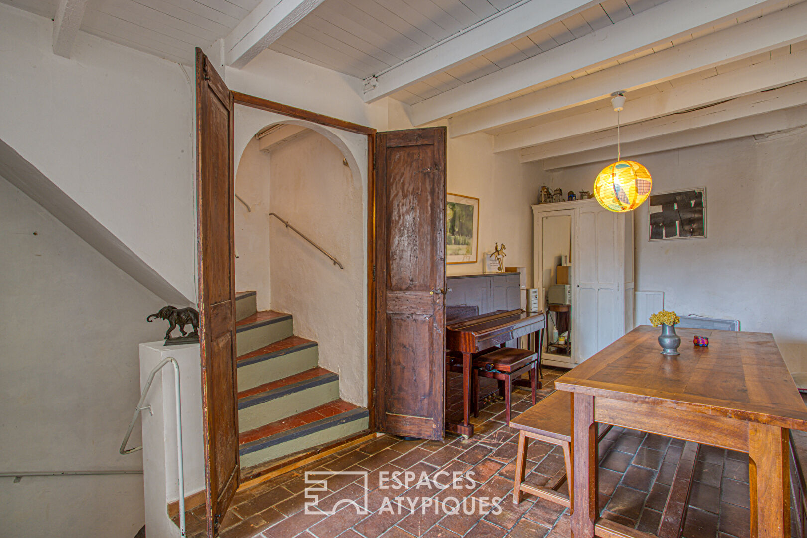 Maison ancienne et son extension contemporaine avec vue.