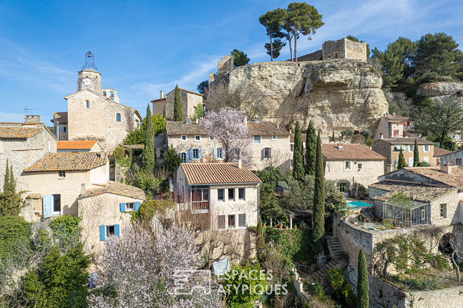 Maison ancienne et son extension contemporaine avec vue.