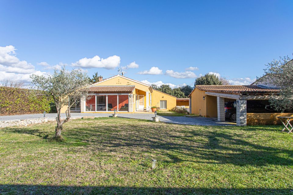 Villa lumineuse avec multiples espaces extérieurs en coeur de village