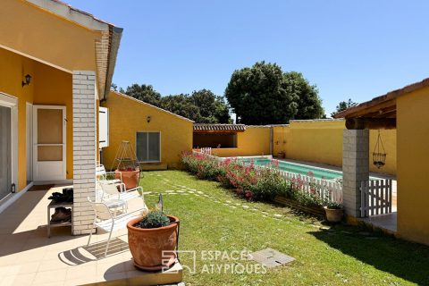 Villa lumineuse avec multiples espaces extérieurs en coeur de village