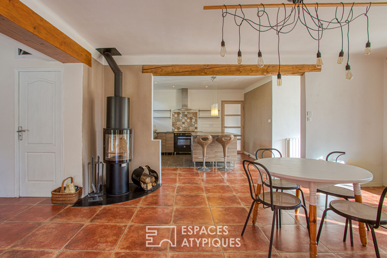 Villa lumineuse avec multiples espaces extérieurs en coeur de village