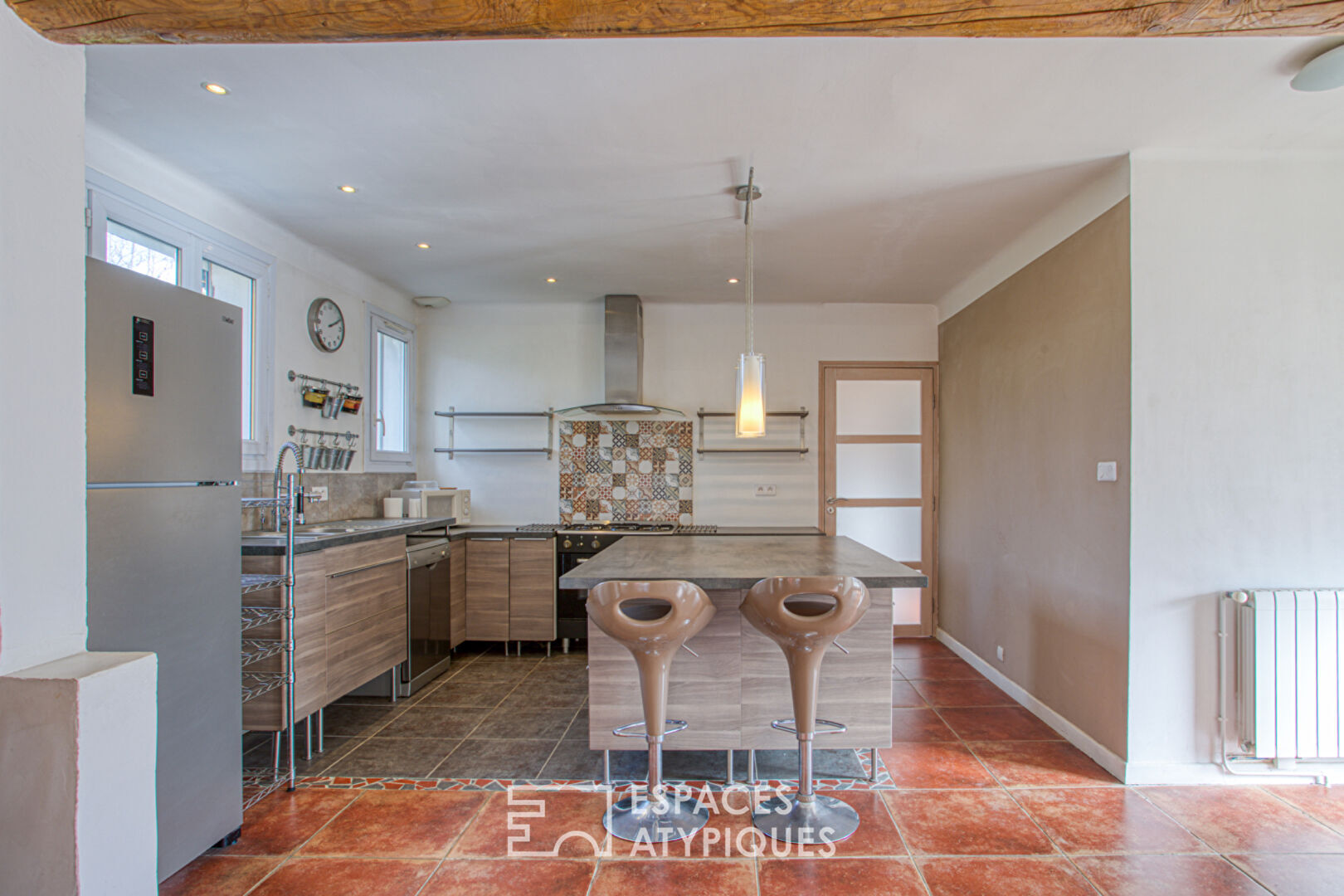 Villa lumineuse avec multiples espaces extérieurs en coeur de village