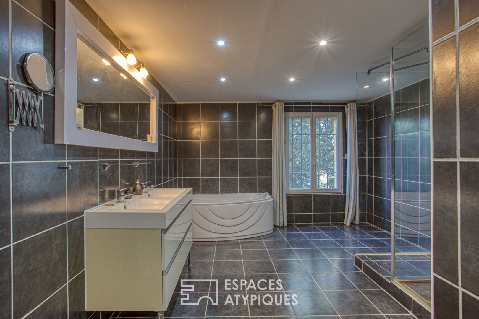 Villa lumineuse avec multiples espaces extérieurs en coeur de village