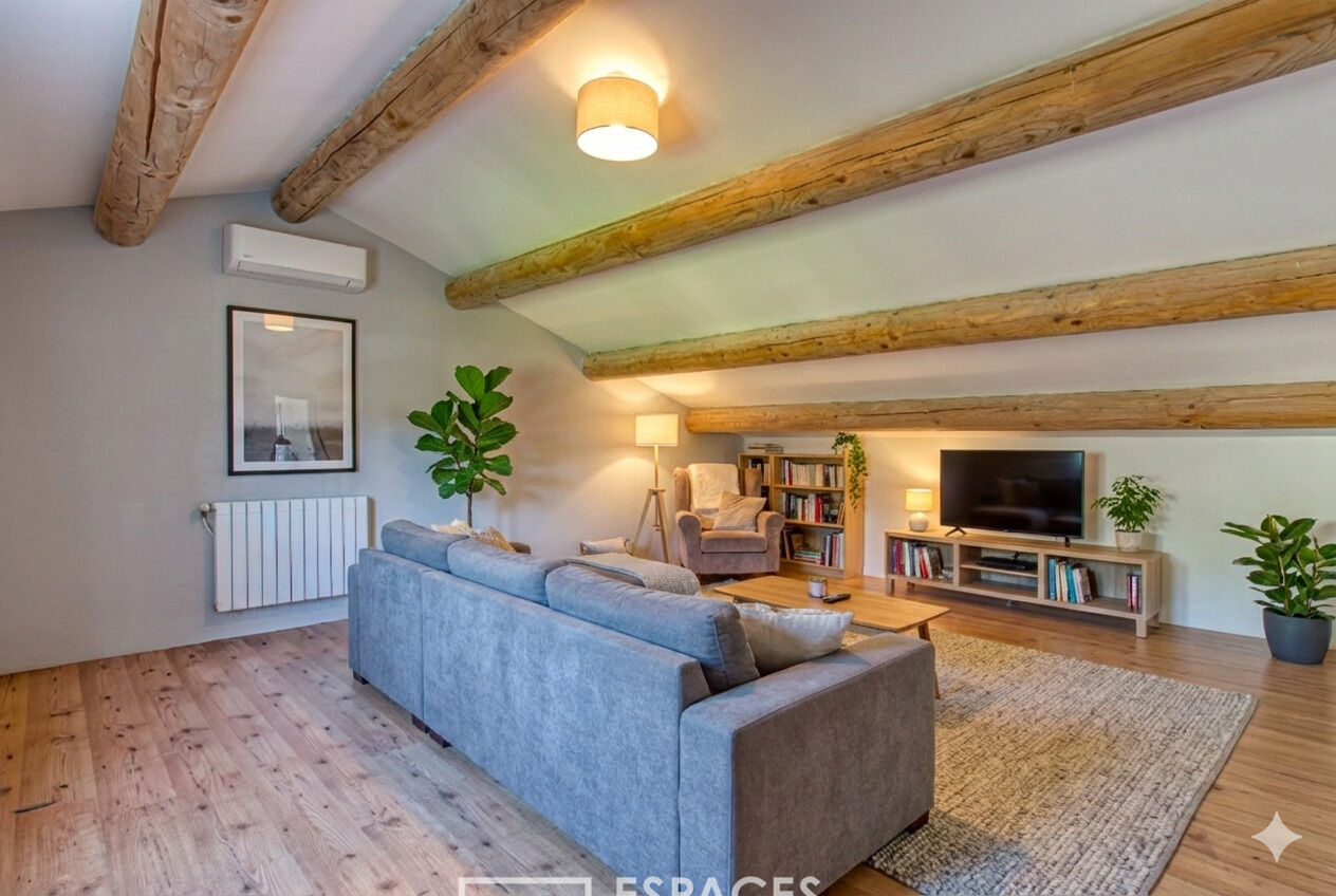 Villa lumineuse avec multiples espaces extérieurs en coeur de village