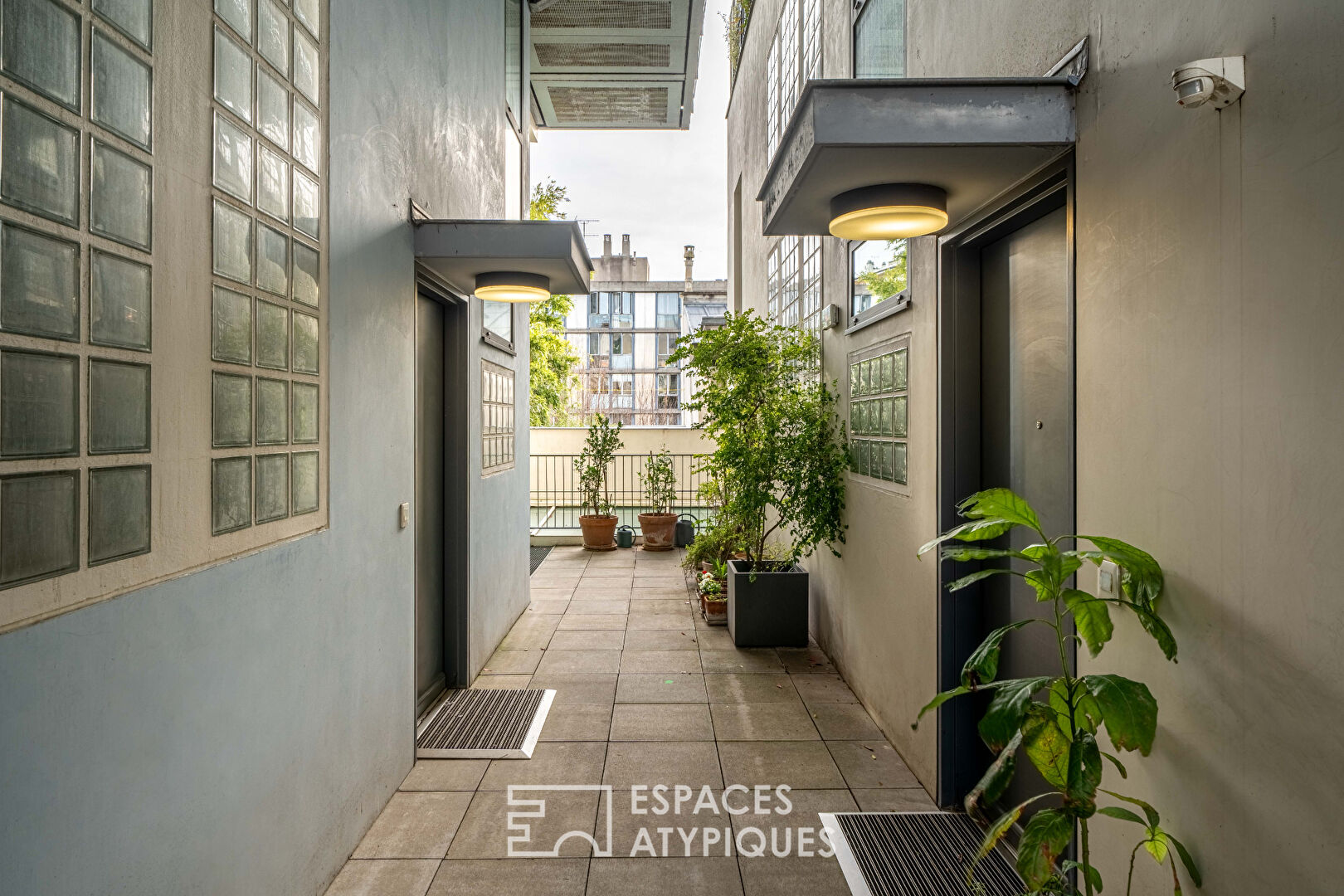 Contemporary duplex in the Croulebarbe neighborhood with terraces