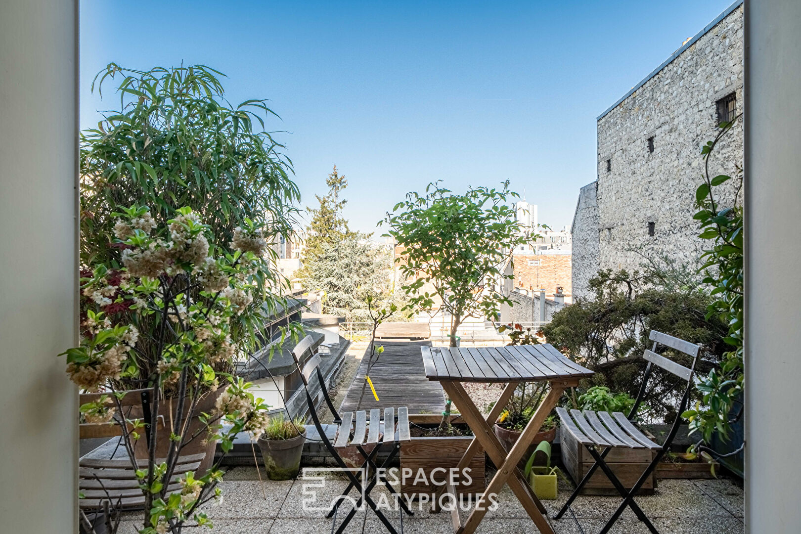 Appartement traversant avec terrasse, proche rue Daguerre