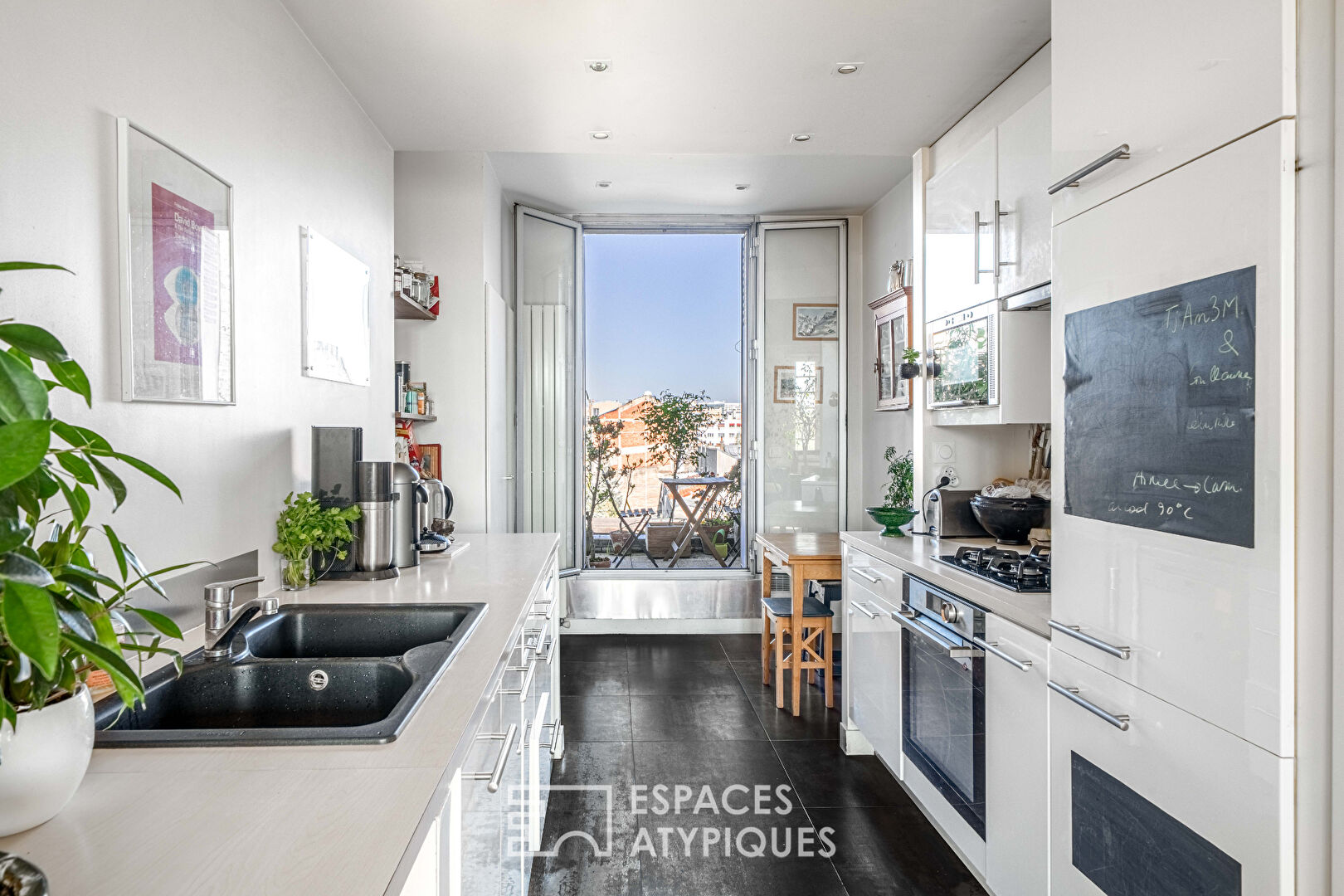 Appartement traversant avec terrasse, proche rue Daguerre