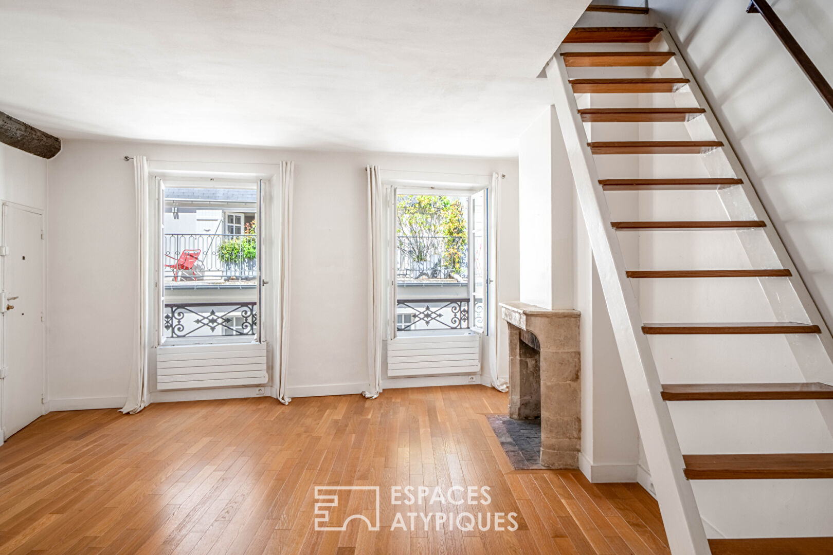 Quartier Latin, near Seine waterfront Top-floor duplex