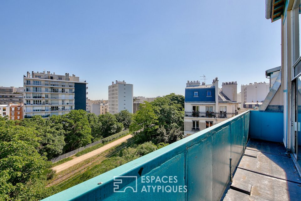 Atelier d'artiste au dernier étage avec balcon et vue sur la coulée verte