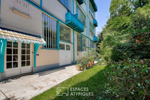 Atelier d’artiste au dernier étage avec balcon et vue sur la coulée verte