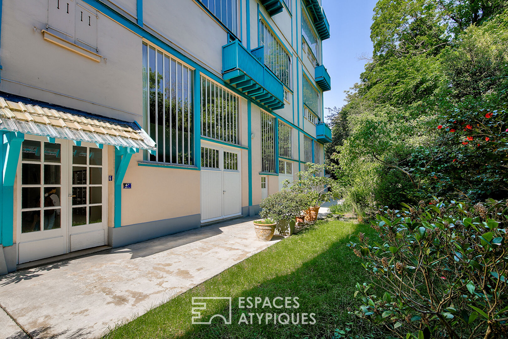 Atelier d’artiste au dernier étage avec balcon et vue sur la coulée verte