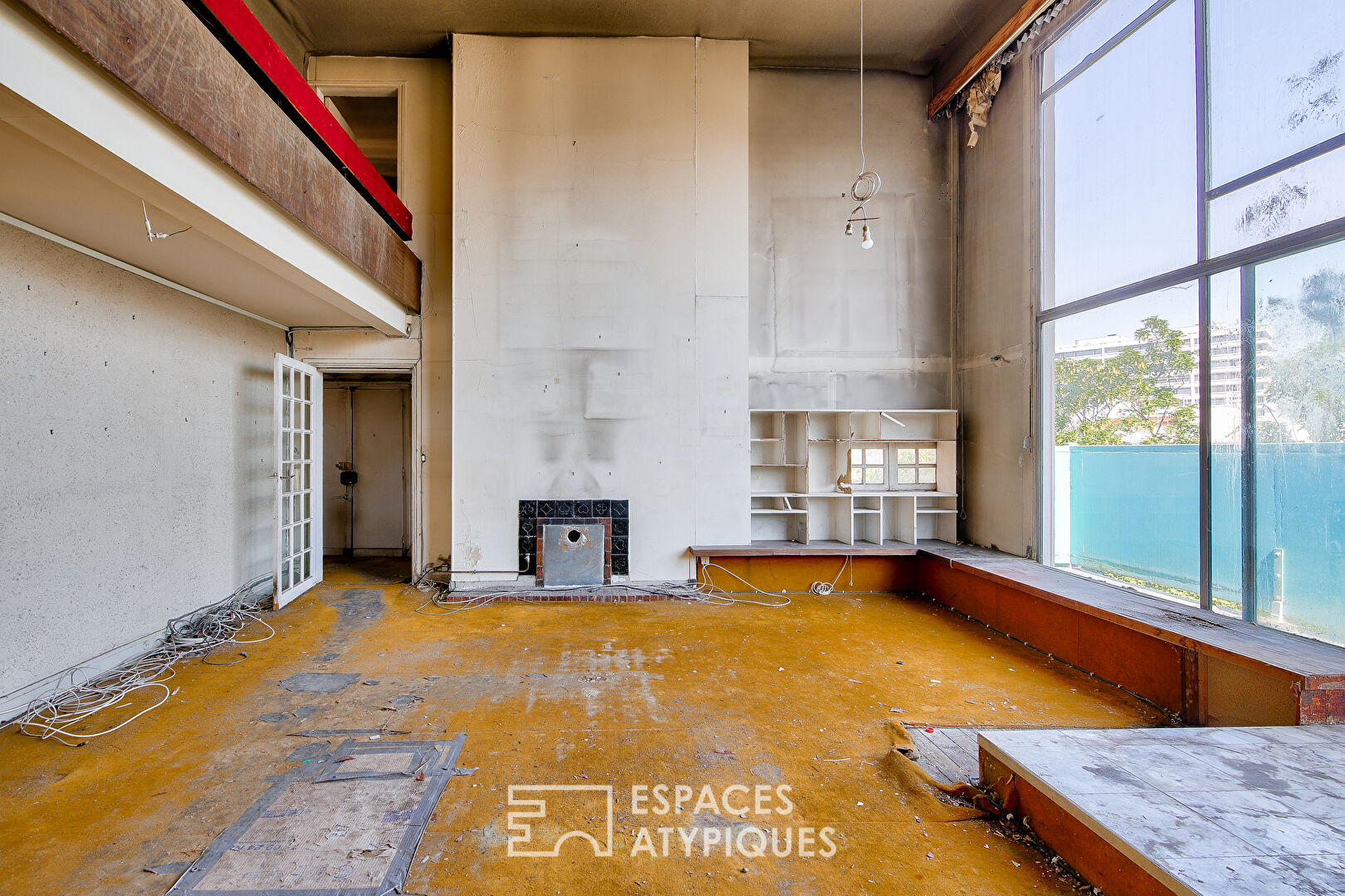 Atelier d’artiste au dernier étage avec balcon et vue sur la coulée verte