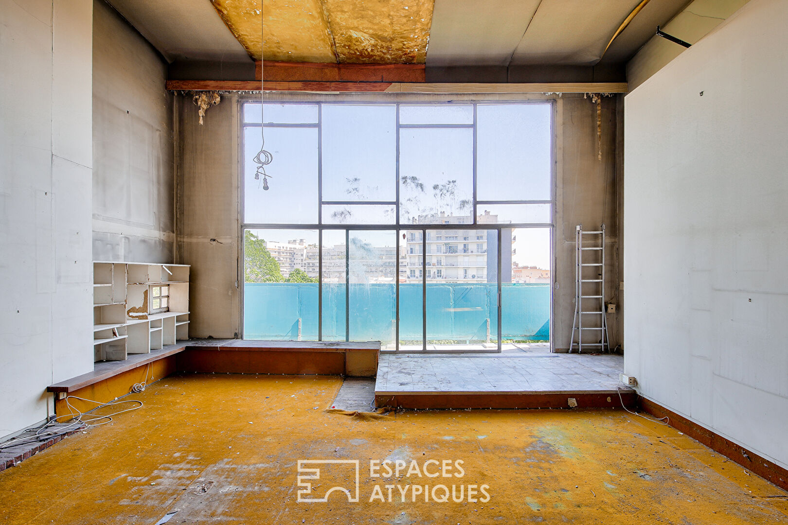 Atelier d’artiste au dernier étage avec balcon et vue sur la coulée verte