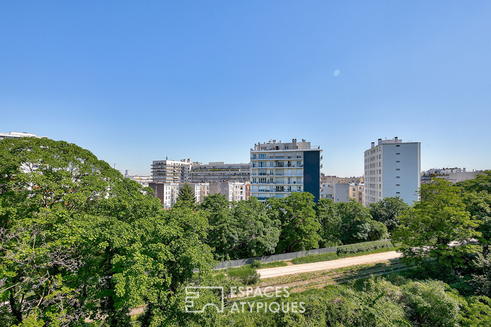 Atelier d’artiste au dernier étage avec balcon et vue sur la coulée verte