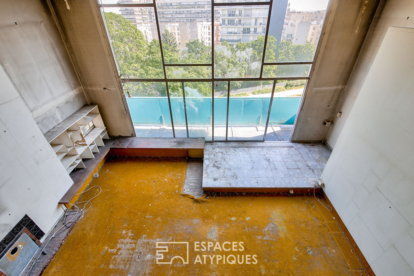 Atelier d’artiste au dernier étage avec balcon et vue sur la coulée verte
