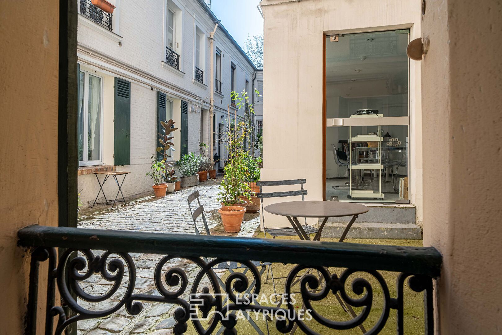 Studio sur cour pavée – rue Campagne Premiere